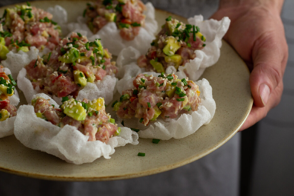 тартар из тунца на чипсах