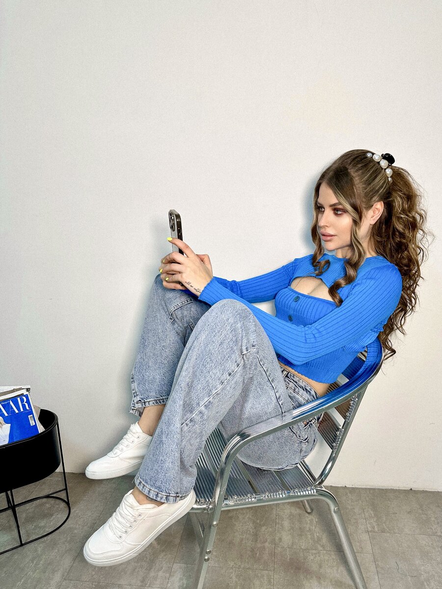 Голубые джинсы и кроссовки