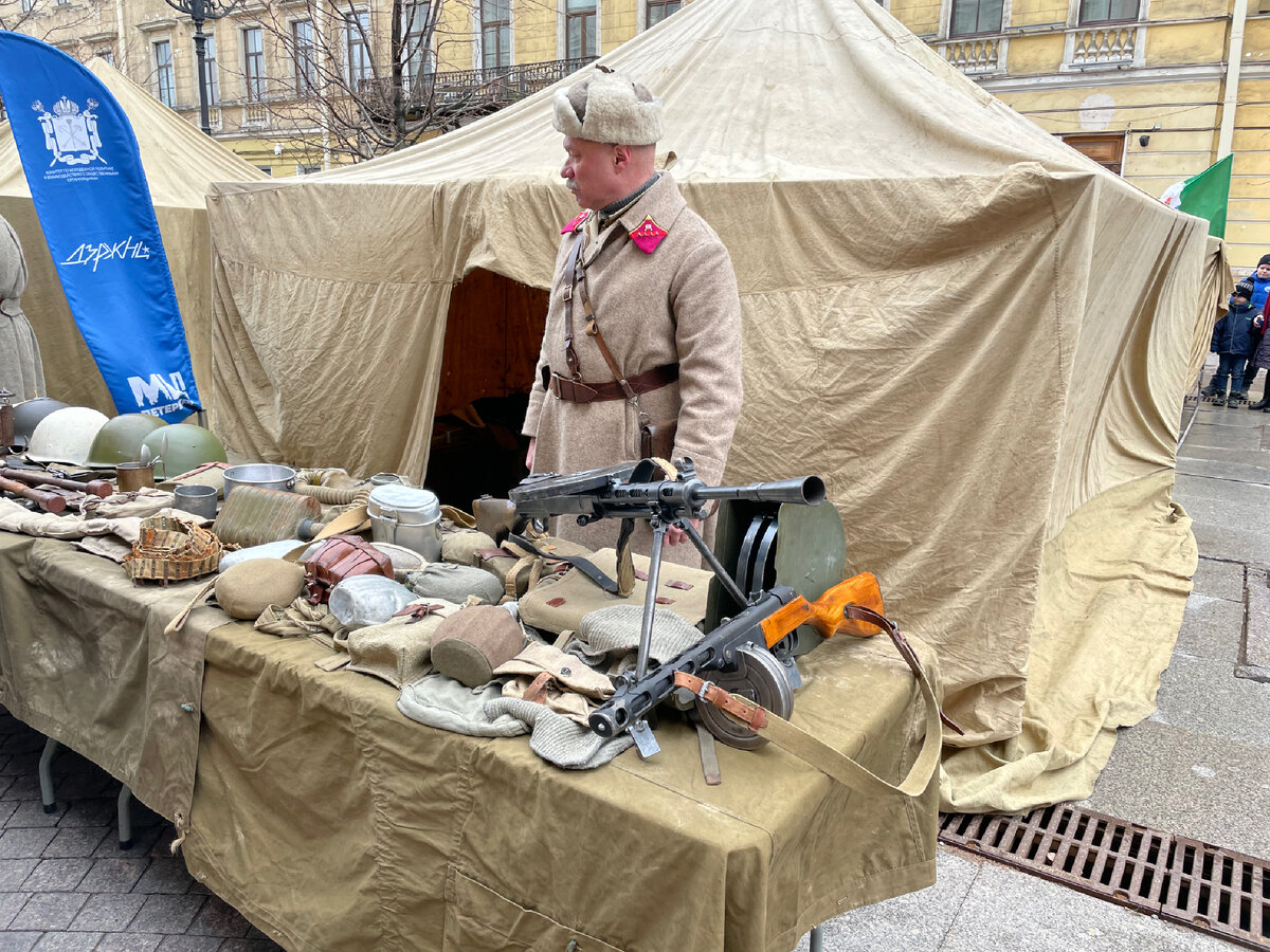 Советский солдат у пулемета ДП, ППШ и снаряжения времён ВОВ