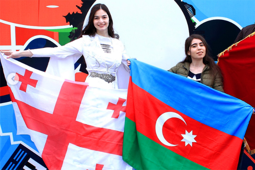 Грузины отличаются. Flagi Турции, Азербайджана и Грузии. Азербайджанцы в Грузии. Грузины и азербайджанцы. Девушка с грузинским флагом.