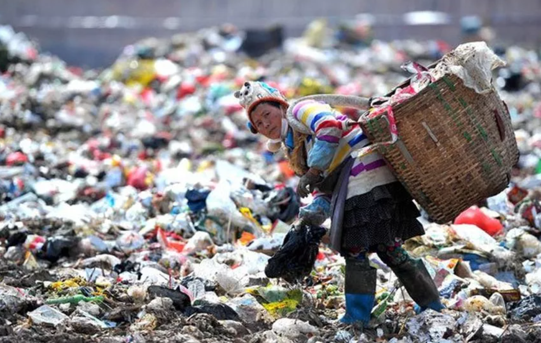 Основные экологические проблемы китая. Свалки в Китае. Мусорные отходы в Китае. Мусорные свалки Китая.