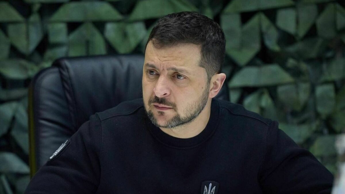     Президент Украины Владимир Зеленский заявил, что его не интересует гибель военкора Владлена Татарского, поскольку данное происшествие случилось в России. Украинский президент заявил, что его волнуют только события, происходящие внутри его страны.