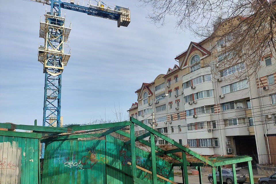     Плиты свисают над проезжей частью Оксана ШЕМЕТОВА