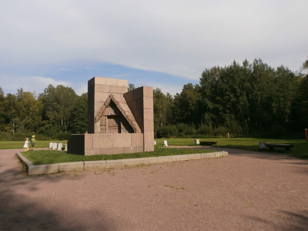      Памятник на месте шалаша