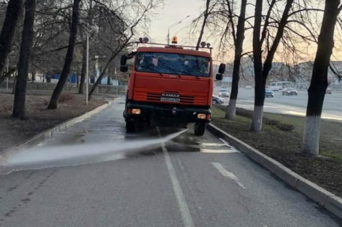    Дороги Уфы начали мыть шампунем