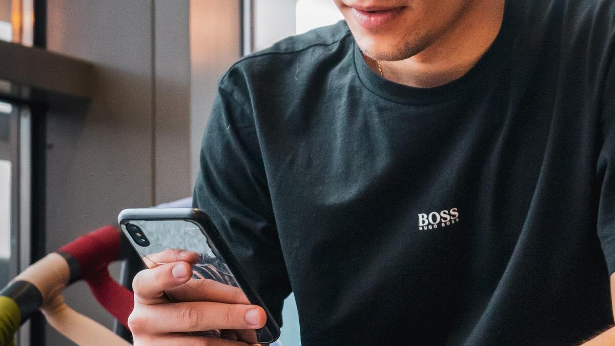    Парень с телефонам в руке:pexels.com