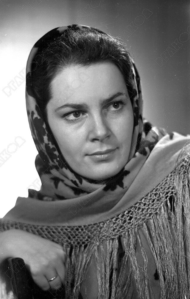 Актриса Э.А. Быстрицкая в образе Аксиньи в фильме «Тихий Дон». Москва. 1957-1959 гг. Фотограф М. Трахман. РГАКФД. Арх. № 1-113860