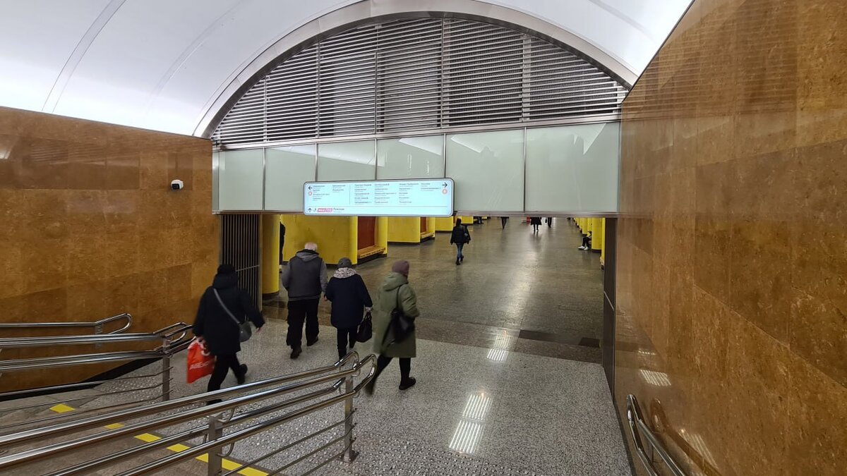 Почему переход на БКЛ в торце центрального зала станции 🚇 «Рижская»  Калужско-Рижской линии достаточно спорно вписан в общий облик? | Развитие  Метрополитена в Москве | Дзен