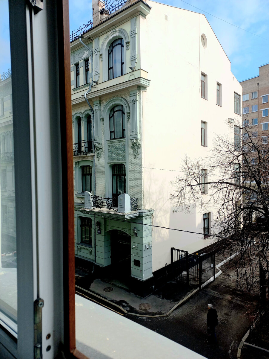 Вид "с работы" на Мерзляковский переулок