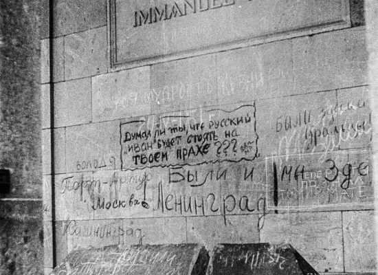 Наверное, эта запись.  фото старое, сказано - 1945 год. Камень надгробия разбит