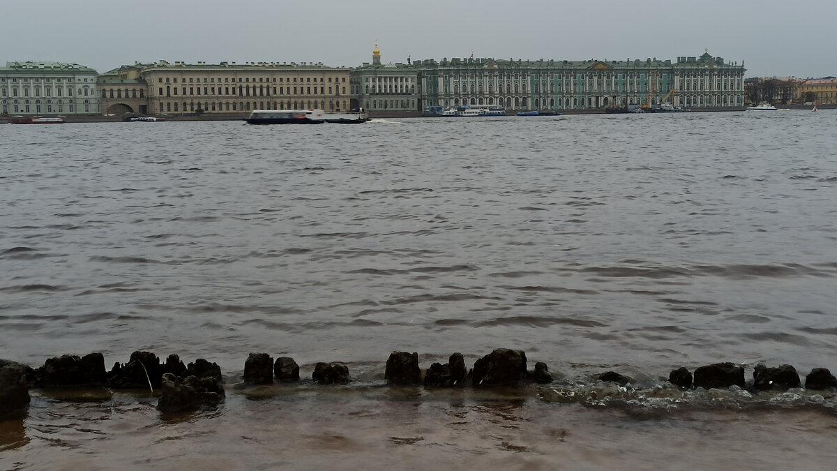 Нева со стороны юго-западной стены Петропавловской крепости