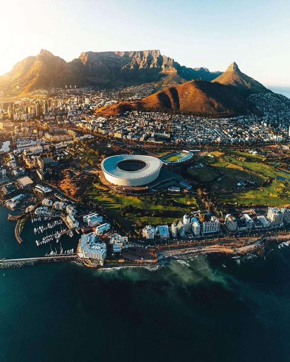 Вид на Столовую Гору и стадион Кейптауна