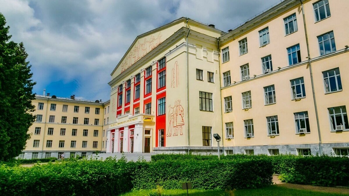     Вуз участвует в федеральном программе «Приоритет 2030», основное требование которой понижение возрастной планки в профессорско-преподавательском составе до 39 лет.