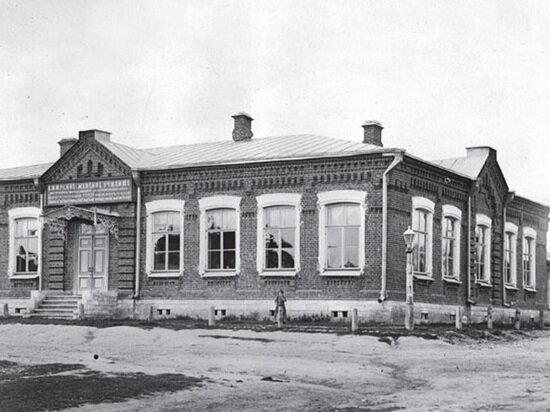     Фото архива Тверской библиотеки имени ГорькогоЖенское училище в селе Кимры wikipedia.org