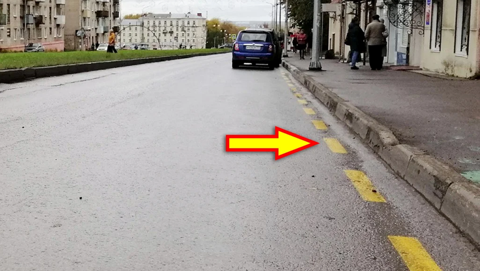 Стоянка желтая линия. Желтая линия вдоль бордюра. Желтая разметка вдоль бордюра. Желтая прерывистая разметка вдоль бордюра. Желтые линии разметки у тротуара.