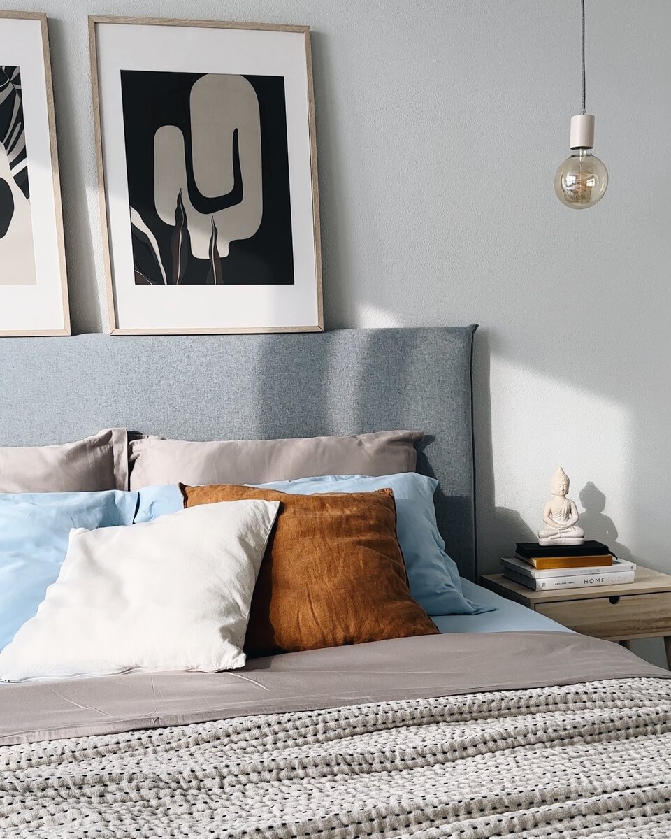 С приходом весны солнце все чаще заглядывает в нашу спальню, заставляя наблюдать за игрой света на стене