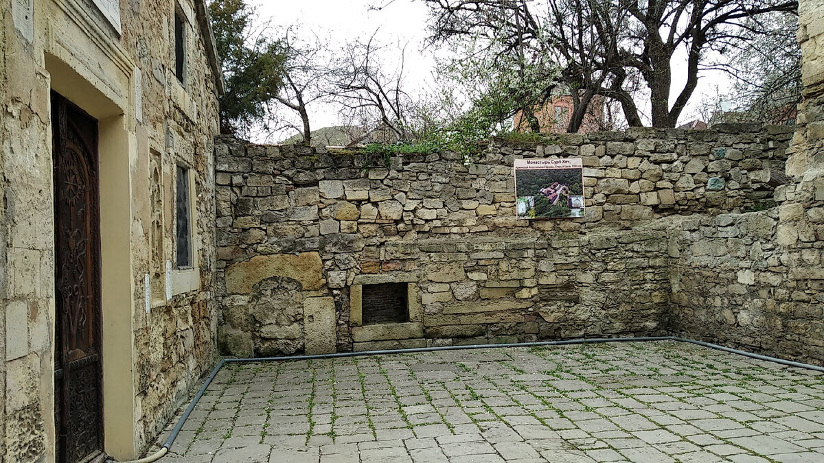 Дворик церкви. Листайте