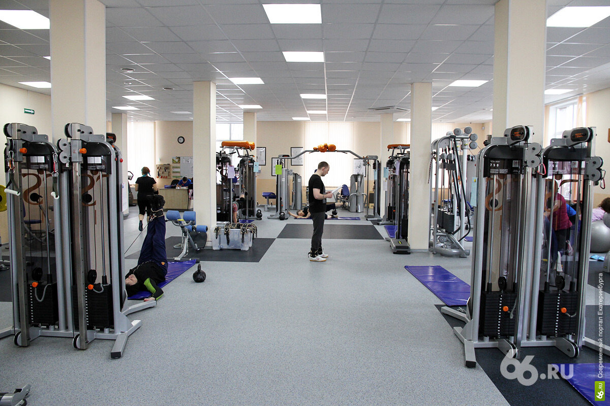 Уральский центр кинезиотерапии на первый взгляд может показаться обычным спортивным залом. С одним отличием: тут почти каждый — герой.