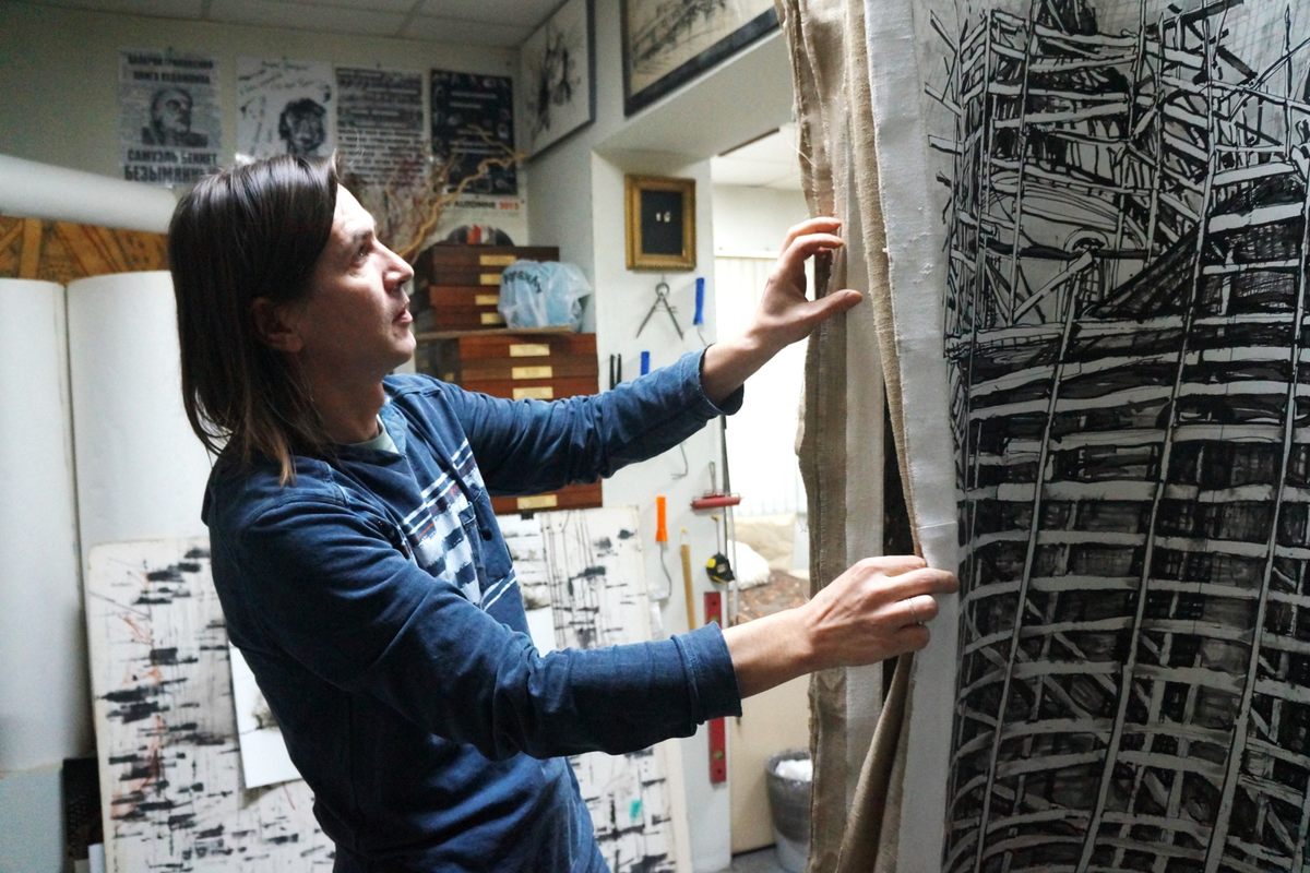 Валерий Гриковский (р. 1975) - современный российский художник, работающий с графикой, живописью и инсталляцией, основоположник направления «Pinning Art», подразумевающего практическое объединение науки и искусства.