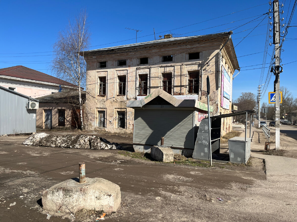 Первое, что попалось на глаза. И таких зданий здесь тьма…