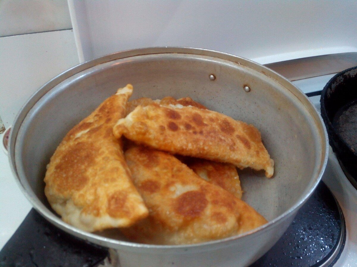 Чебуреки домашние. Чебуреки на столе.