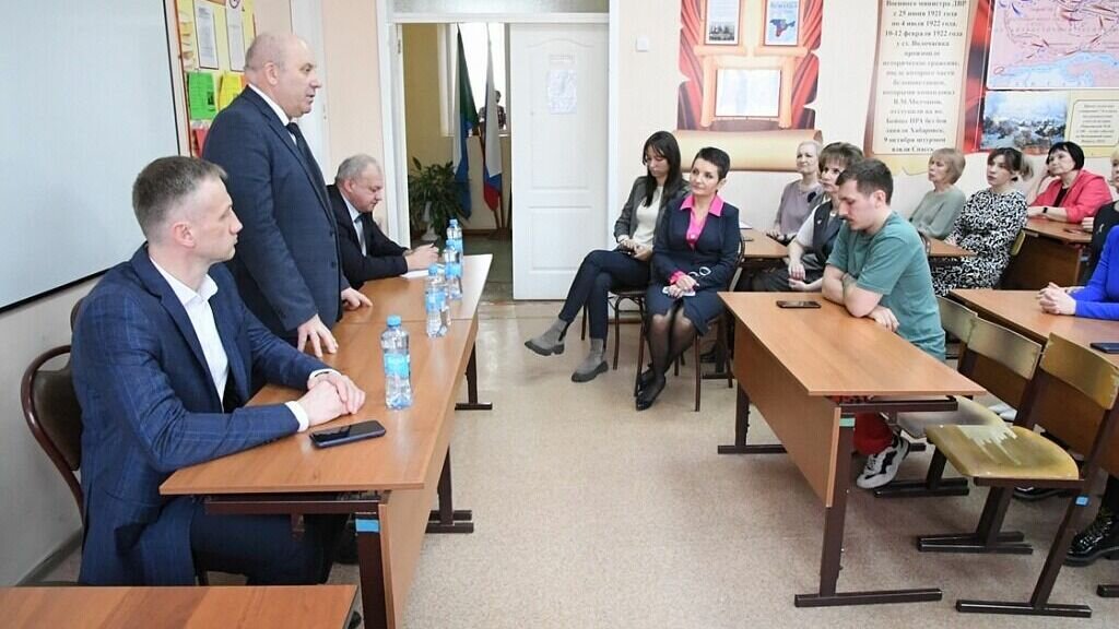     Мэр краевого центра рассказал об этом во время встречи с педагогами учебного заведения.