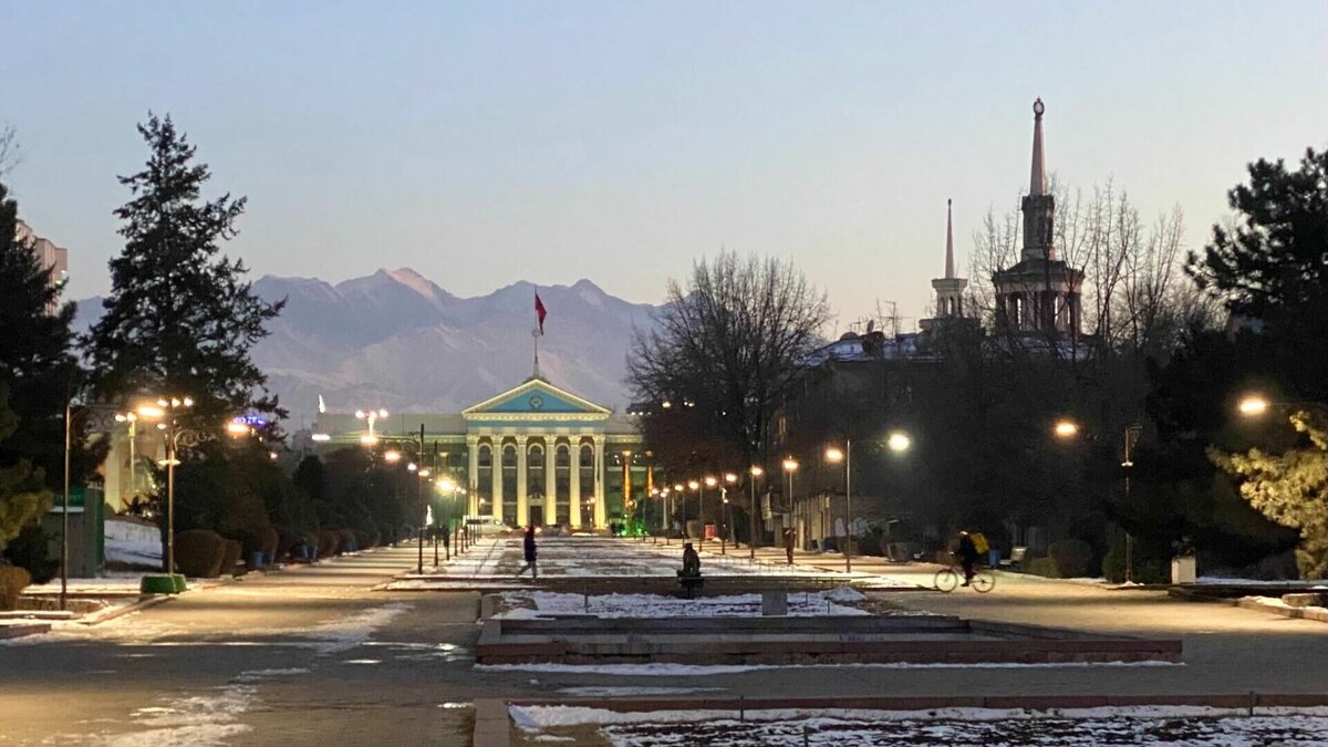 Бишкек время с москвой. Киргизия столица. Бишкек фото. Бишкек достопримечательности. Вечерний Бишкек.