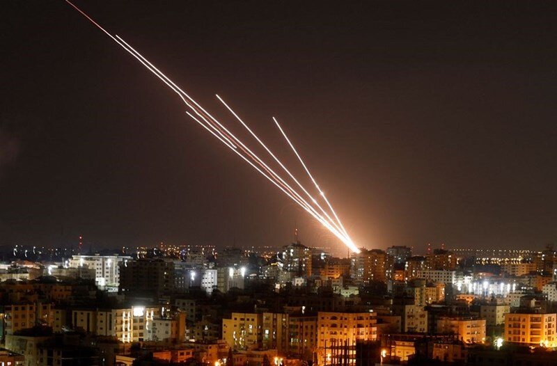 Пуск палестинских ракет в ночь с 6 по 7 апреля (фото взято с сайта https://english.almayadeen.net/news/politics/private-sources-to-al-mayadeen:-long-range-missile-units-on)