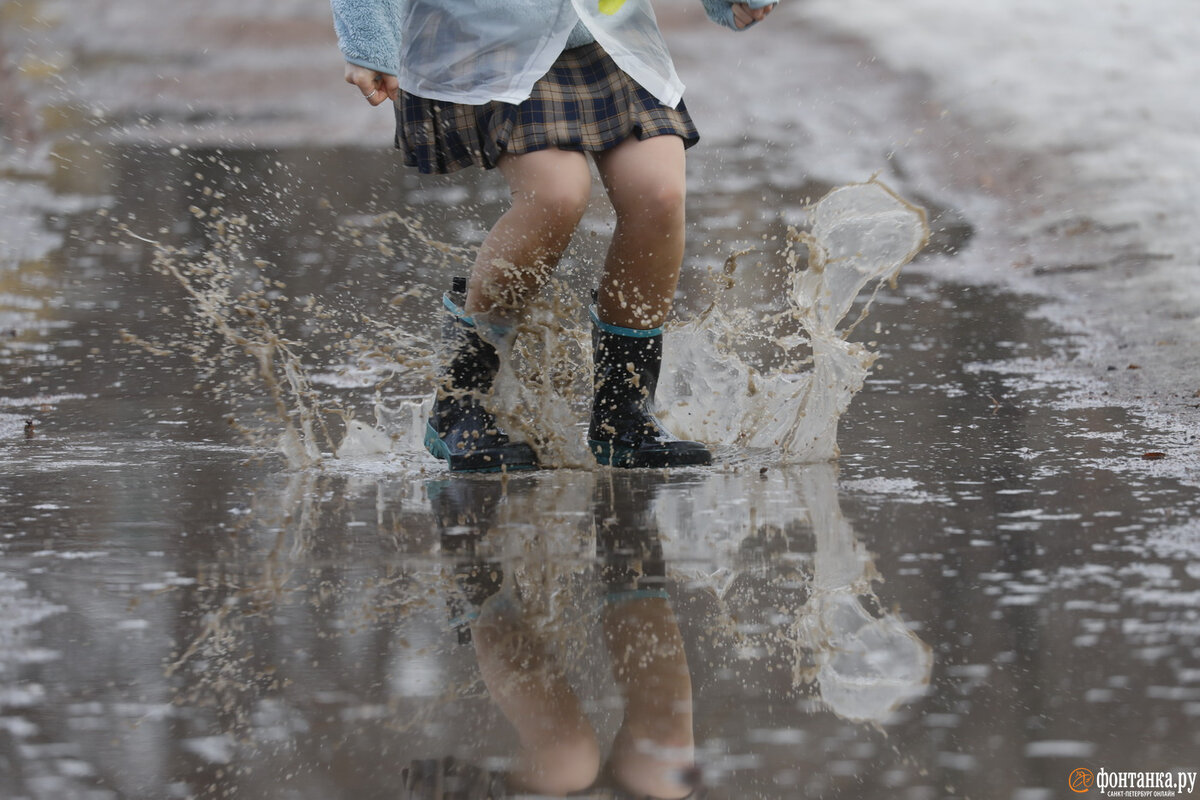 Детская песня по лужам. Апрель снег и лужи. Фотосессия грязной весной. Слякоть в Питере. Мокрая обувь весной.