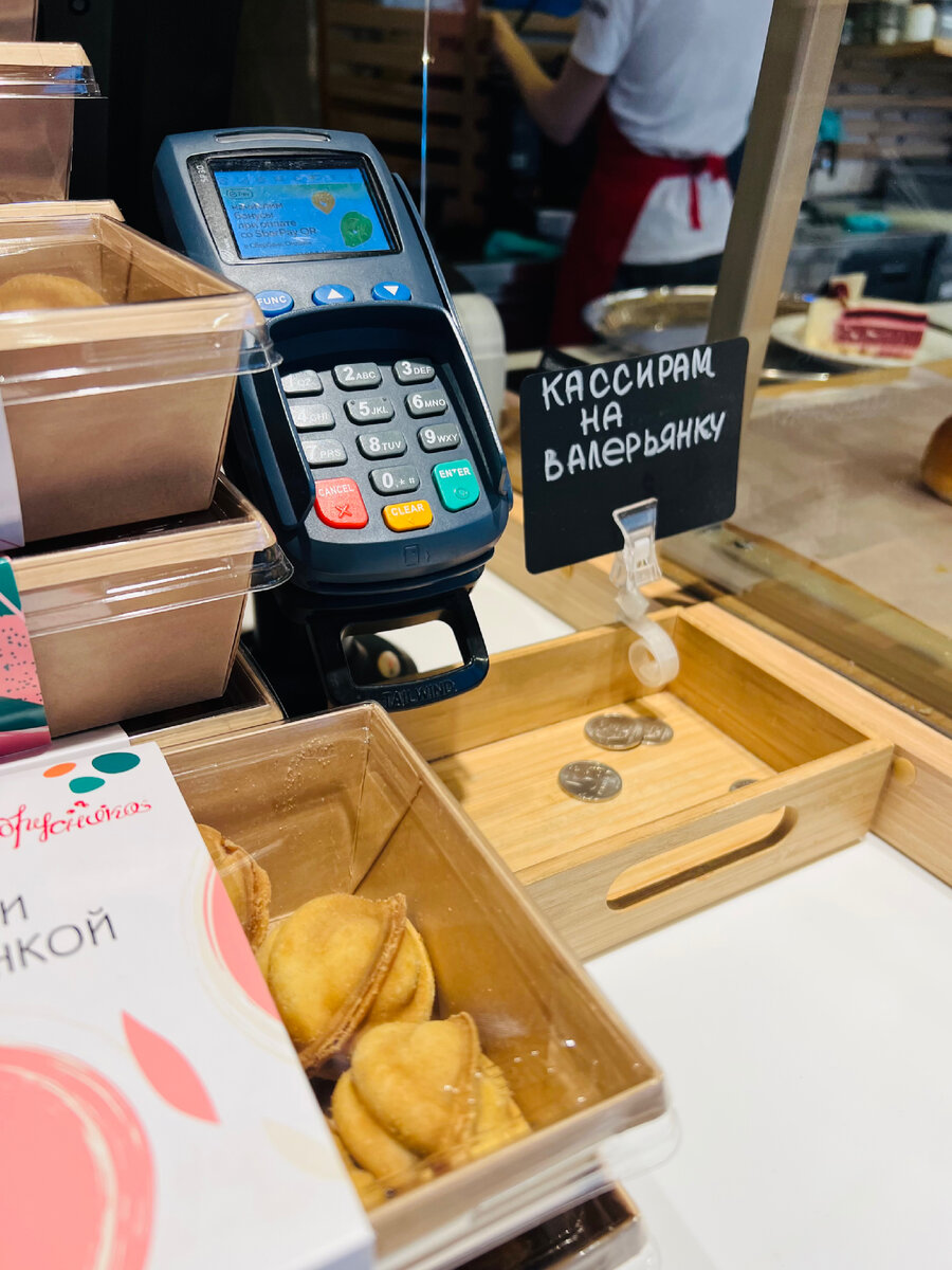 В кулинарии-кафе не только вкусно готовят, но и работают люди с юмором. Англичане бы оценили! Фотография из личного архива. 