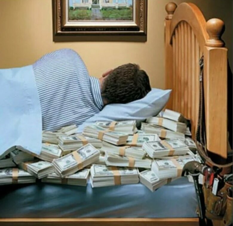 Финансов и многие другие. Деньги под матрасом. Деньги под подушкой. Подушка с деньгами. Деньги под кроватью.