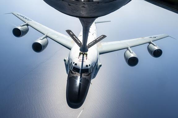    Заправка в воздухе самолета RC-135 Rivet Joint. Фото: Senior Airman Taylor Crul//globallook.com.
