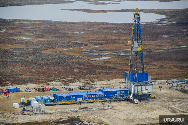    Экономика ХМАО и ЯНАО опирается на добывающие производства