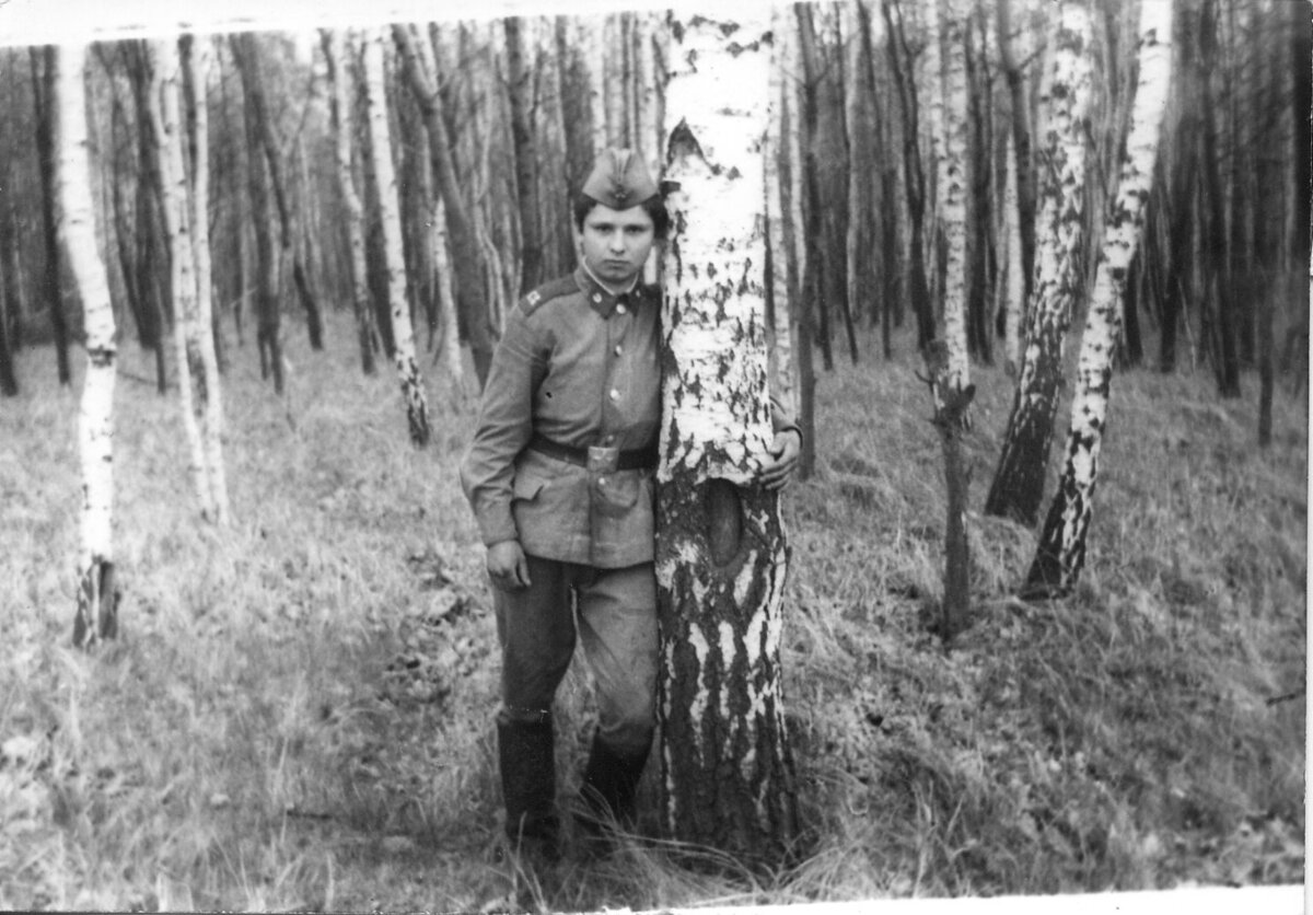 первое фото в Германии осенью 1981 года.  Я только после учебки - стою в рабочем ХБ и пилотке  (подменка) в немецком лесу, весь застёгнутый, как подобает советскому солдату на чужбине...