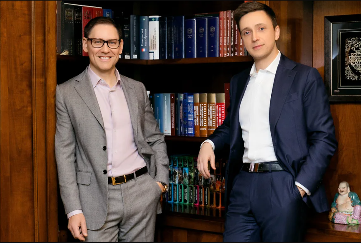 Денис Алмакаев (справа) и Филипп Рябченко 
Фото: Предоставлено LEVEL Legal Services и БИЭЛ
