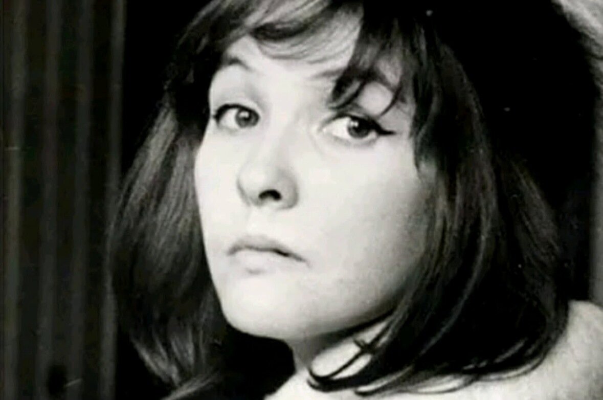 Ах-Ах - Белла Ахатовна или, как ее называли друзья :"Белла Ахматовна". Фото Яндекс.Картинки.