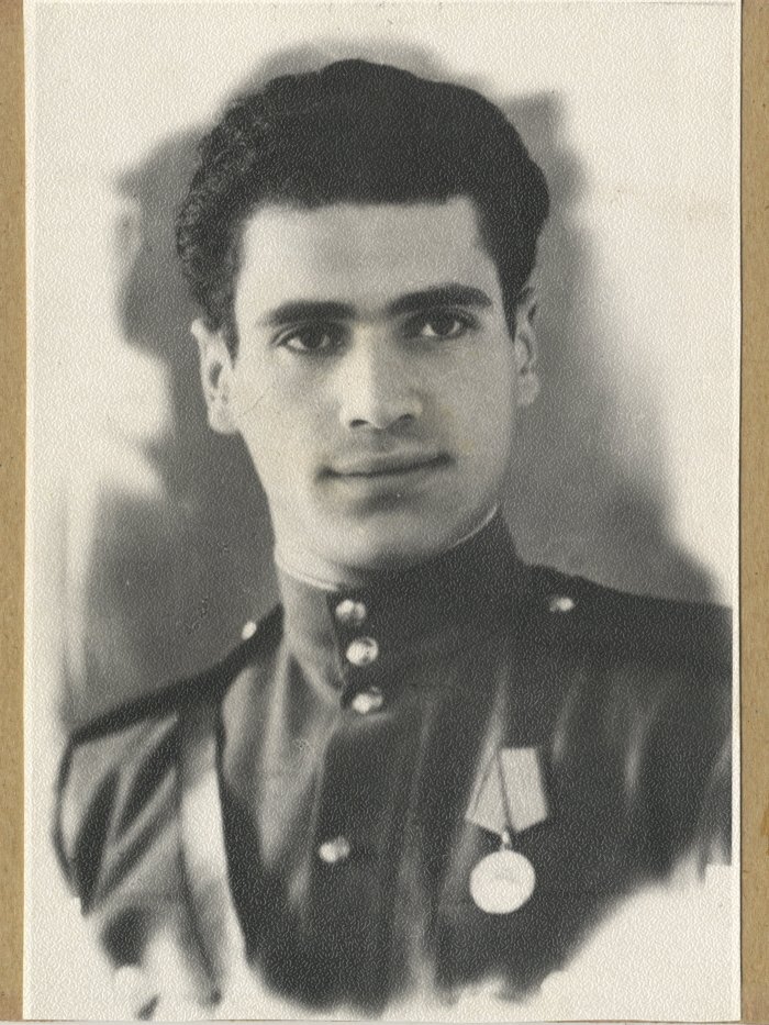 Р.Р. Давидян – участник Великой Отечественной Войны. Около 1945 г.