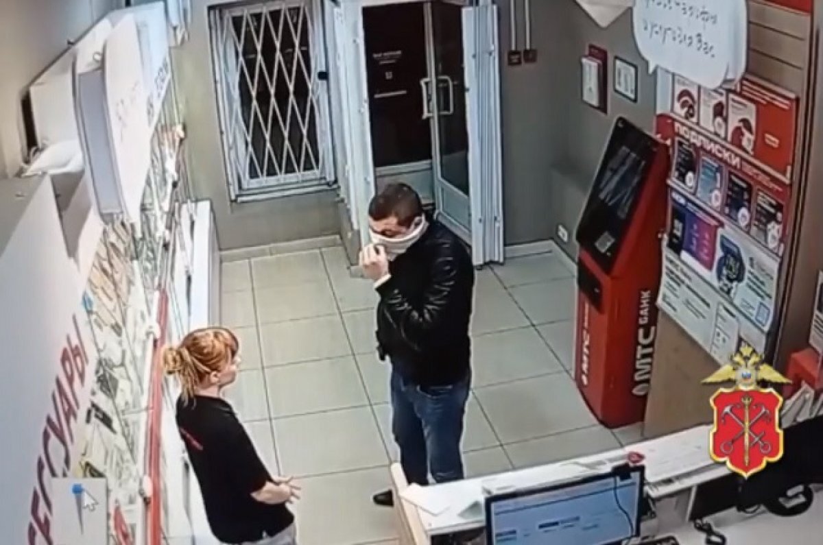    «Извините за неудобства». Вежливый грабитель оставил кассирше на чай