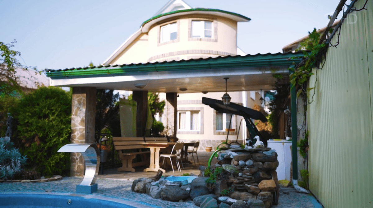     Кадр с шоу «На дачу!» Первый канал. Юлия Лик