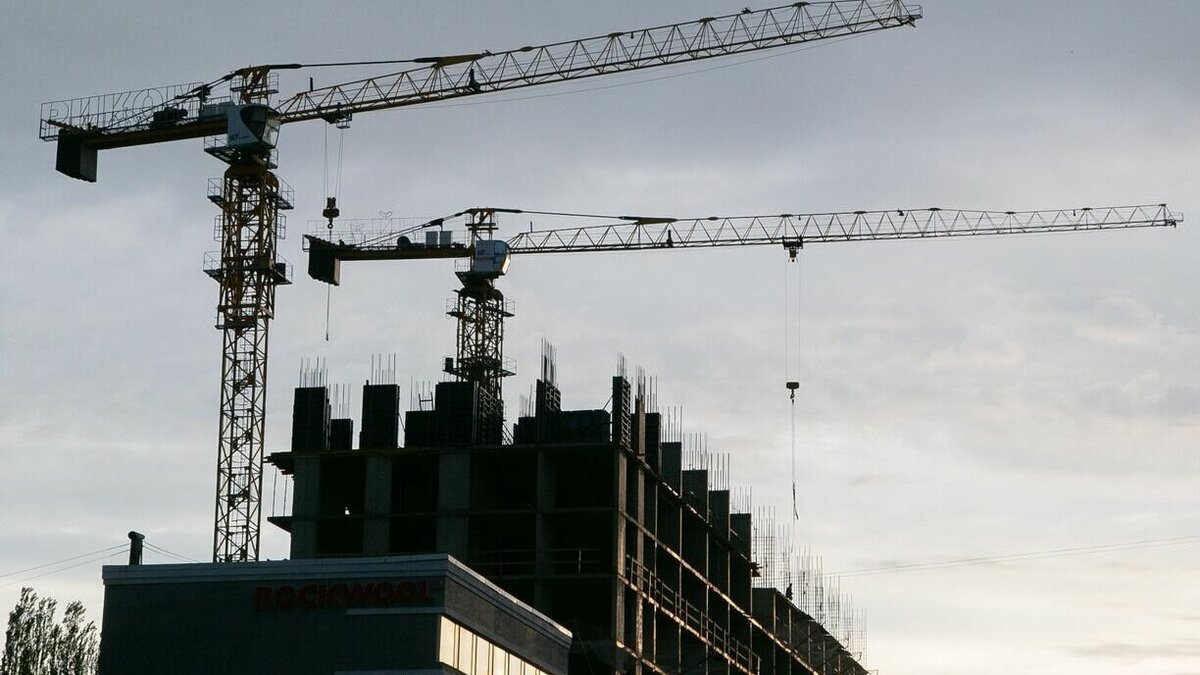     Центробанк ограничит ипотечные программы банков, процент по которым существенно ниже рыночного. Речь идет о случаях, когда банки предлагают «ипотеку от застройщика» с пониженным процентом по кредиту до 0,1%.