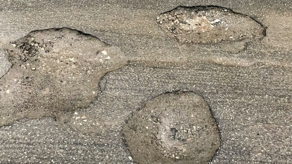     100-километровая пробка на трассе в Ростовской области стала яркой иллюстрацией накопившихся проблем в дорожной сфере в этом регионе, через который идет мощный транзит на российский юг. «Новые известия» разбирались, почему так произошло.