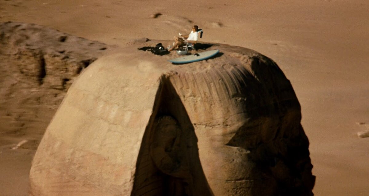 Один из кадров, фильма "Телепорт", где герой телепортировавшись, оказался на голове египетской статуи.