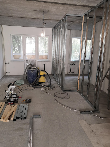 Установка профилей между нашей комнатой, кухней и коридором. 