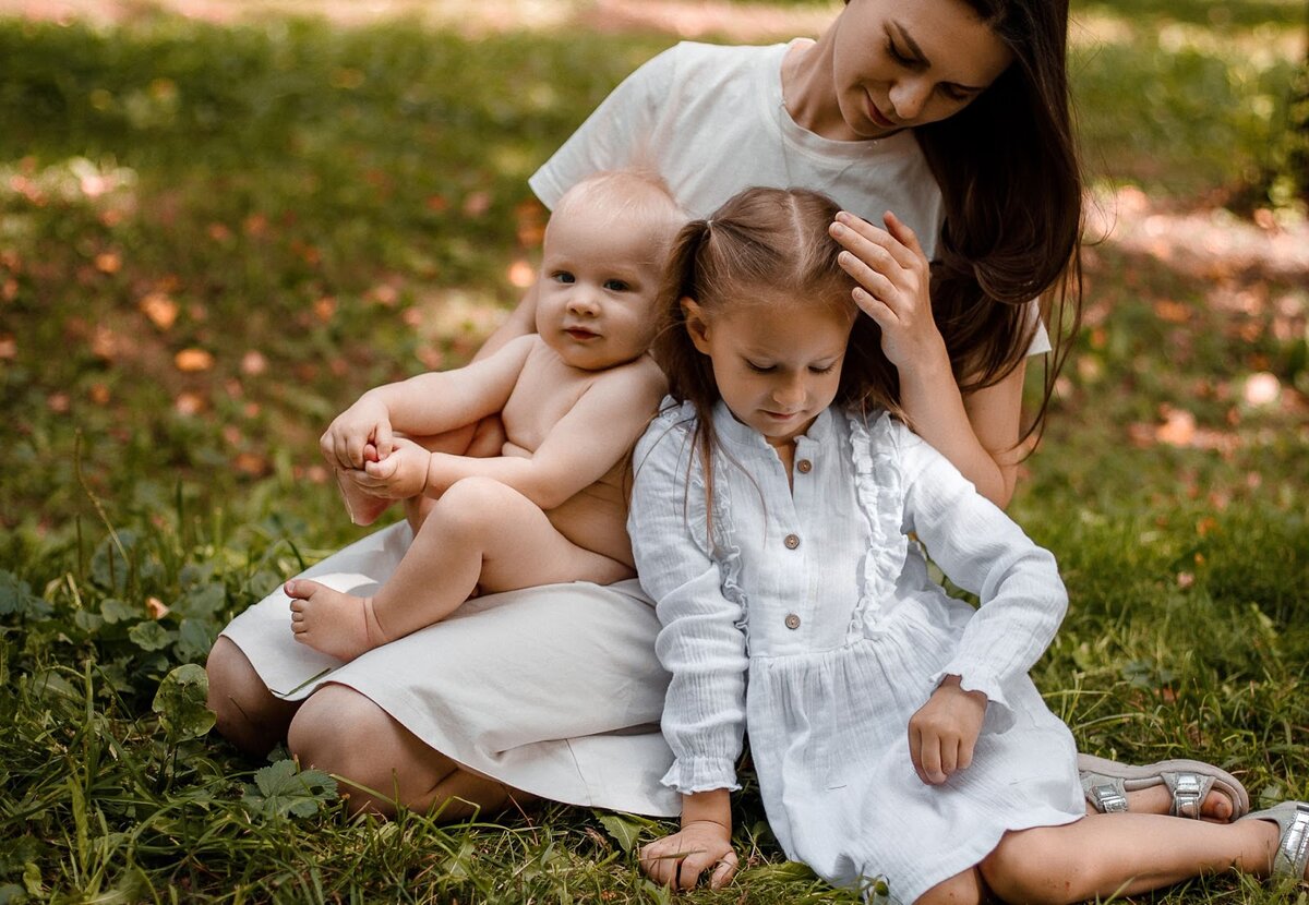 Кормить грудью во время беременности можно.