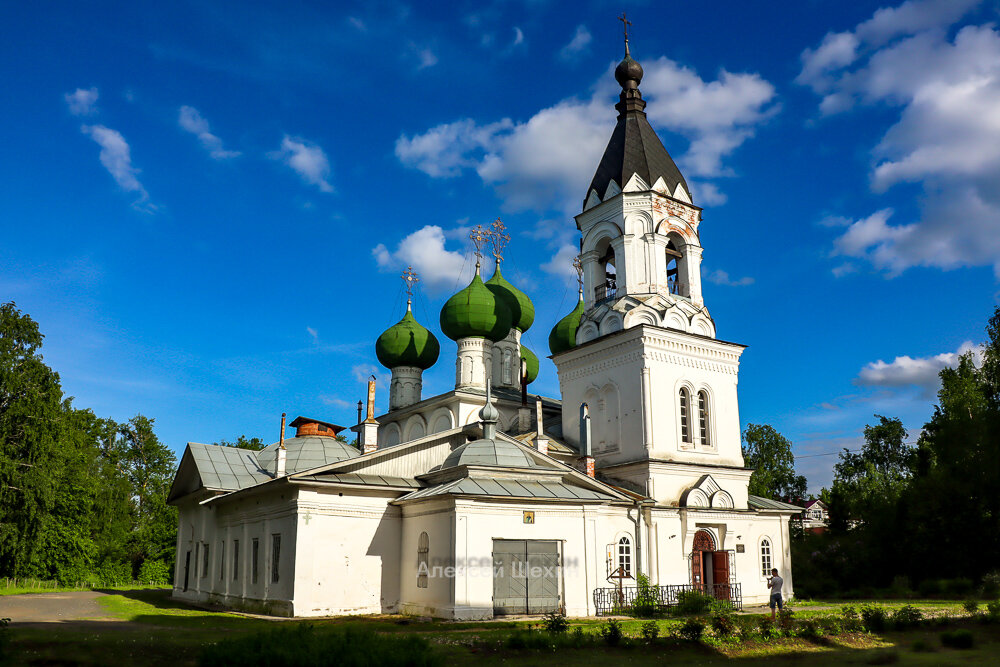 Горний Успенский женский монастырь расположен внутри городской черты Вологды северо-западнее от Кремля и Ленивой площадки.