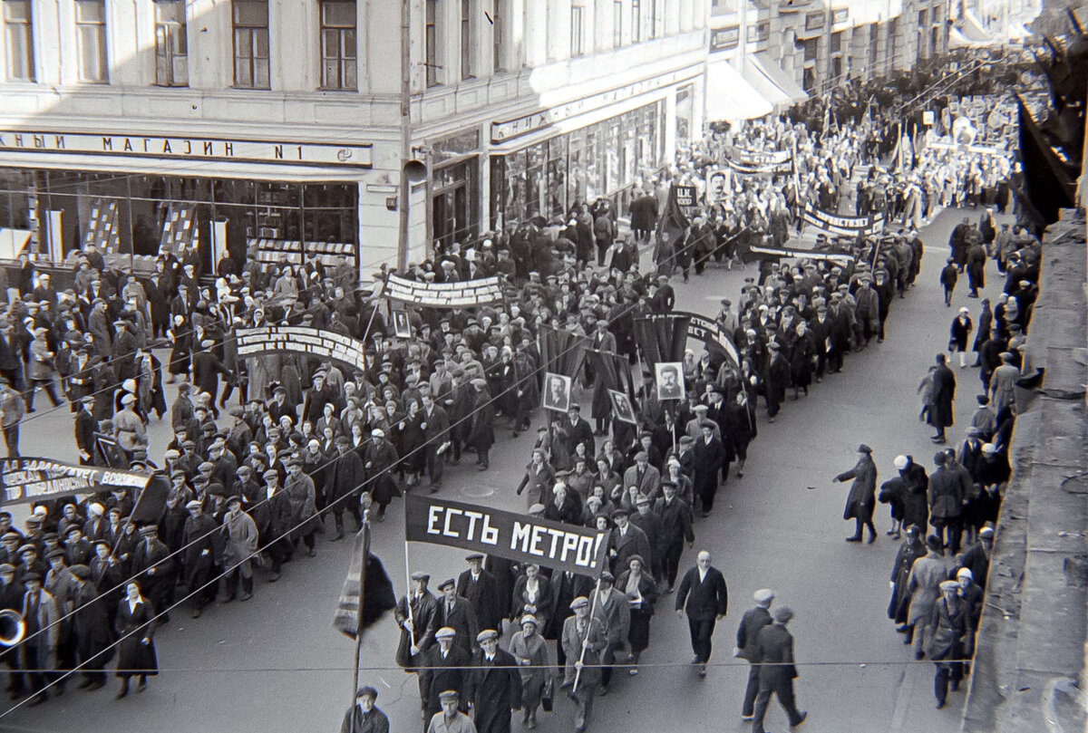 Открытие в москве первой линии метро. Московский метрополитен 15 мая 1935 года. Открытие метрополитена в Москве 1935. Станция Сокольники 1935. Открытие метро Сокольники 1935.