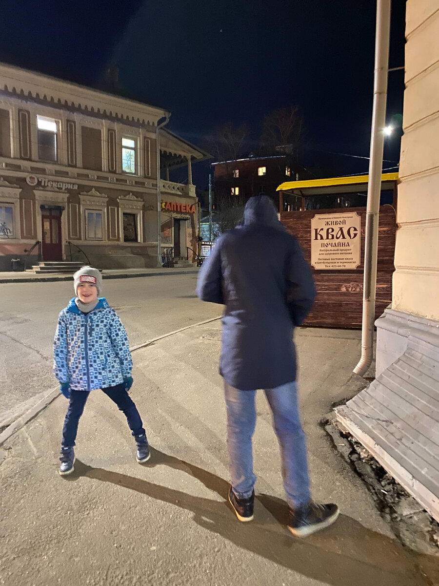 Фото автора. Поздний вечер пятницы. Приехали с Витей из Мск, забрали Петра, играем в слова на пустынной улице 