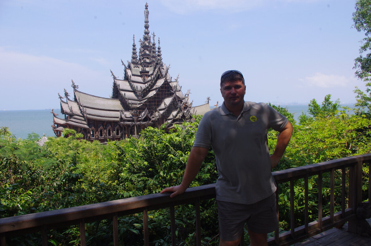 На фоне Храма Истины Паттайя Таиланд