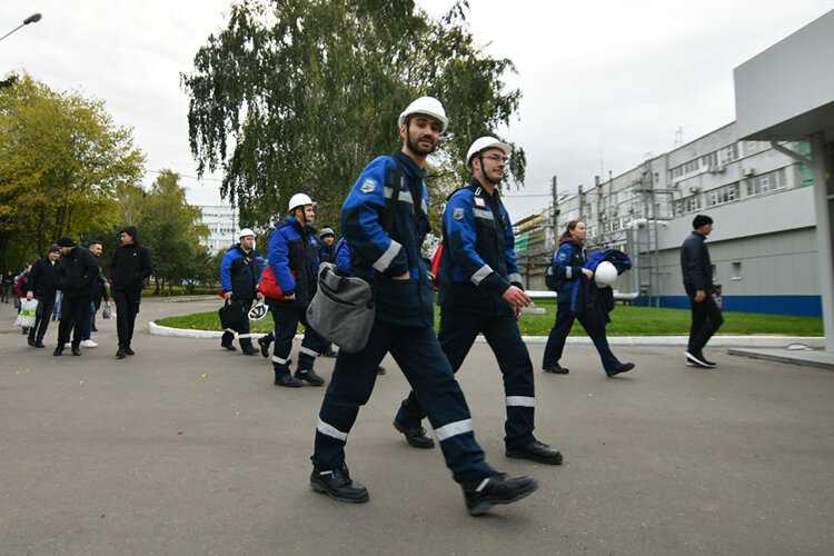    Бегство с работы до окончания смены чревато рисками при чрезвычайных ситуациях. Аварийная ситуация на опасном производстве может случиться в любой момент, а ответственных сотрудников не будет на месте Фото: «БИЗНЕС Online»