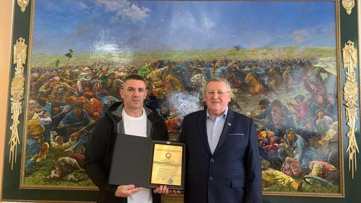     Инициатор проекта Аллея олимпийских чемпионов в Омске посетил открывшуюся в Крыму выставку к 240-летию издания манифеста о присоединении полуострова к России.